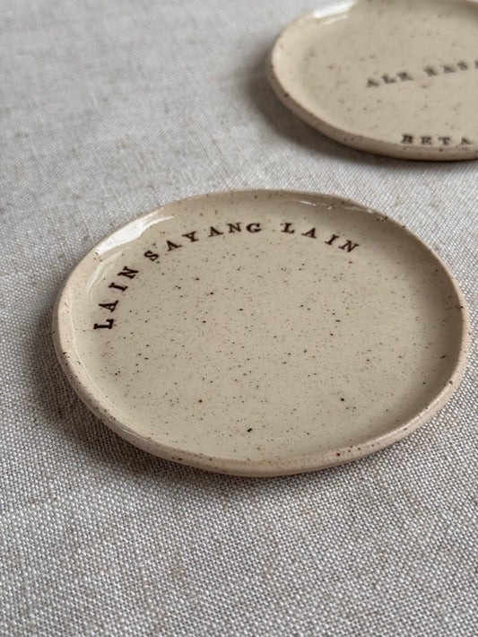 The Lain Sayang Lain Plate